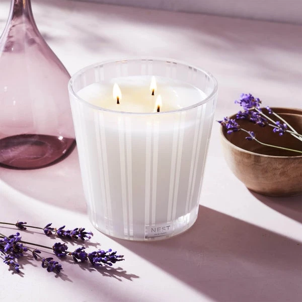NEST New York Cedar Leaf And Lavender 3-Wick Candle 600g 2 NEST New York Cedar Leaf And Lavender 3-Wick Candle 600g - Image 2